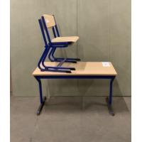 schrijftafel, afm plm 120x50x71cm + 2 stapelbare stoelen blauw